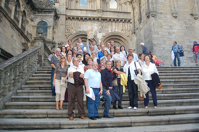 La alcaldesa de San Javier con los vecinos de Santiago de la Ribera en el exterior de la catedral de Santiago