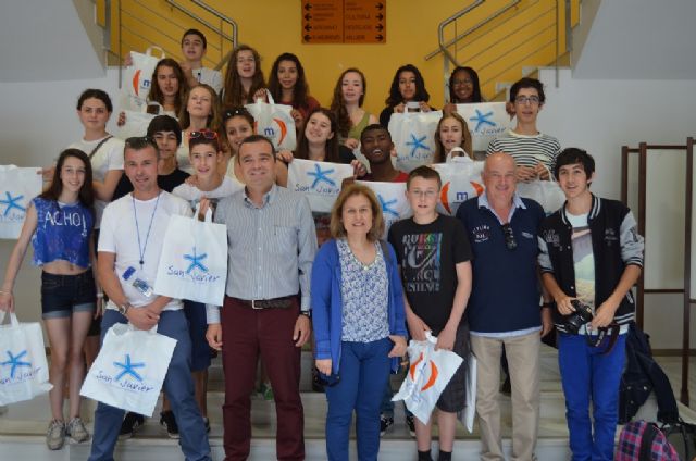 Recepción en el Ayuntamiento de un grupo de estudiantes franceses que se encuentran de intercambio con alumnos del IES 'Mar Menor'