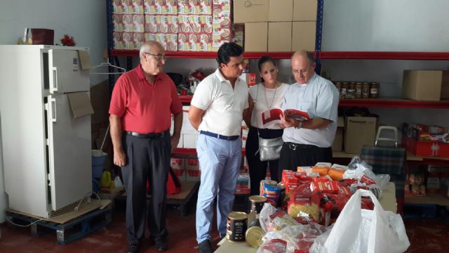 El alcalde visita Cáritas San Javier