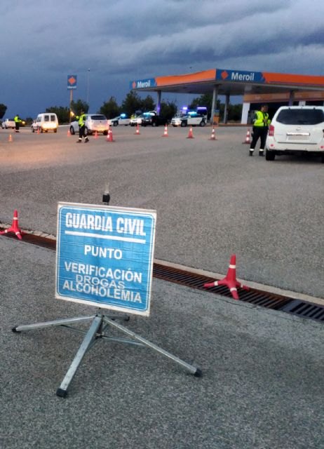 La Guardia Civil ha desplegado un amplio dispositivo de verificación de alcoholemia y droga durante las fiestas patronales de San Javier