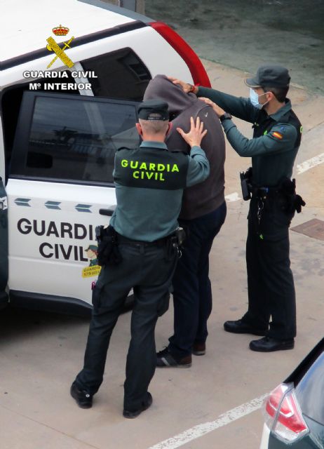 La Guardia Civil detiene a un experimentado delincuente relacionado con  una veintena de estafas en el Levante español