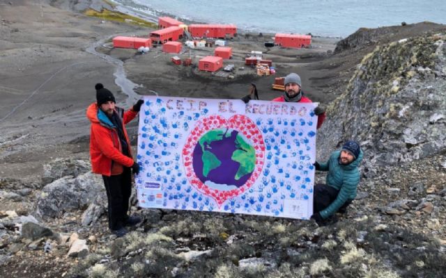 El CEIP El Recuerdo, de San Javier, lleva su bandera a la Antártida