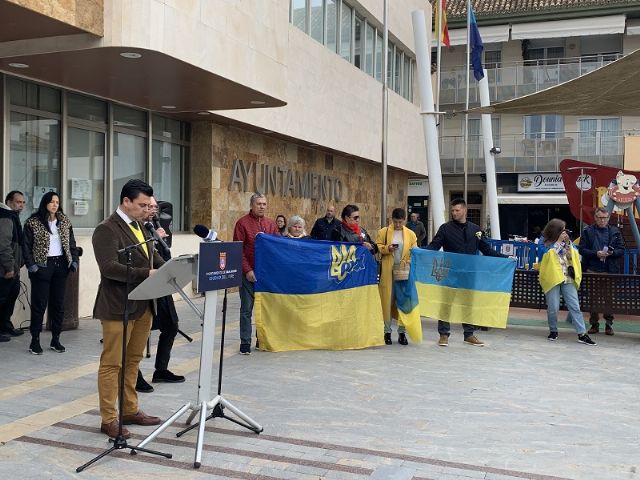 Los ucraniano de San Javier cantan el himno de su país en el acto que recuerda el primera aniversario de la invasión de Ucrania por Rusia