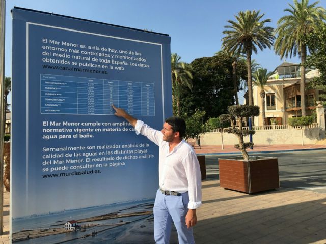 Medio Ambiente lleva a pie de calle la información sobre los análisis semanales del Mar Menor