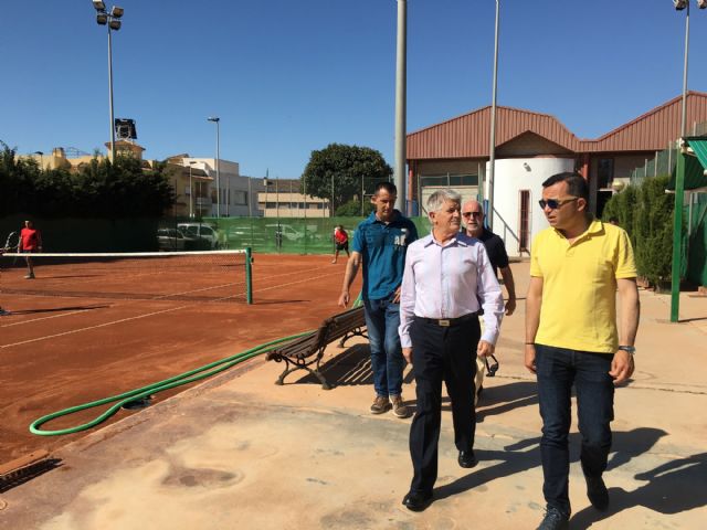El director general de Deportes, Alonso Gómez visitó las instalaciones deportivas municipales