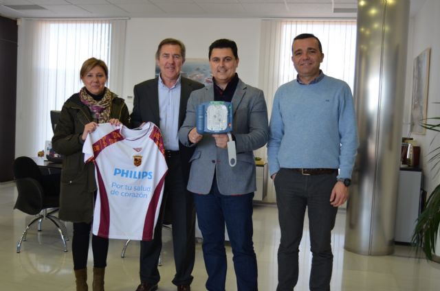 La Federación de Fútbol de la Región de Murcia dona seis desfibriladores para los campos de fútbol del municipios