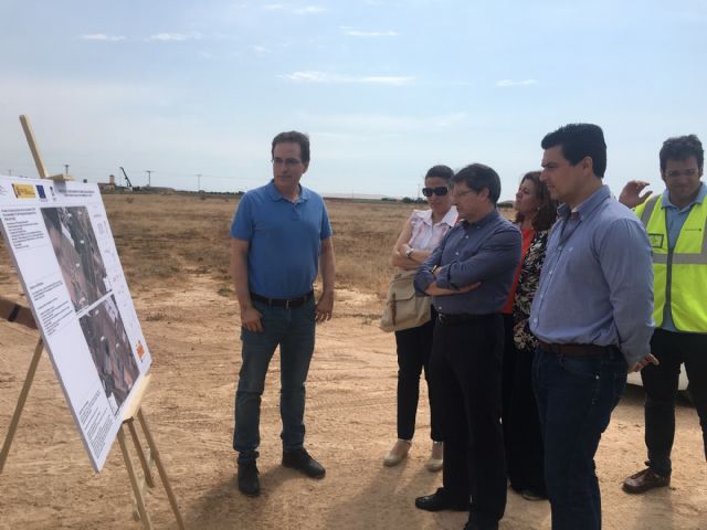 El consejero de Agricultura, Francisco Jódar visitó las obras de reparación de dos caminos rurales en San Javier