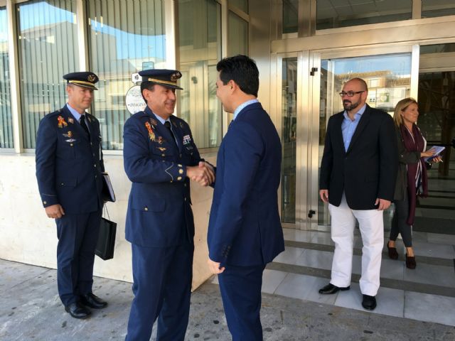 El alcalde recibe en el Ayuntamiento al nuevo coronel director de la AGA, Miguel Ivorra Ruiz