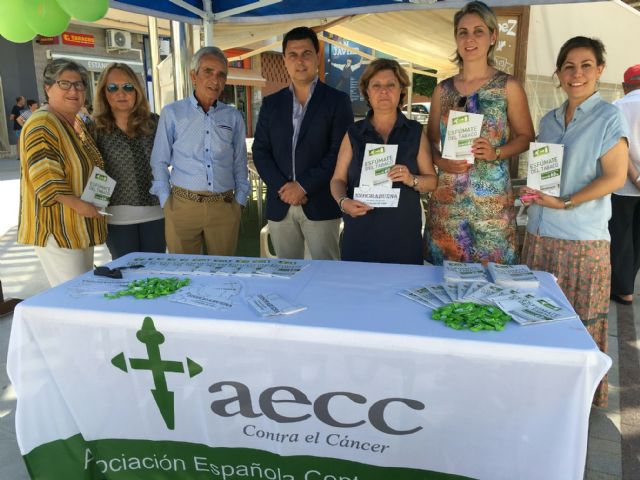 La AECC San Javier invita a los vecinos a dejar de fumar en el Día Mundial sin Tabaco