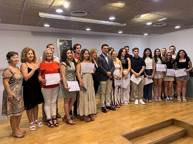 El Ayuntamiento reconoce los méritos académicos de 21 alumnos del municipio