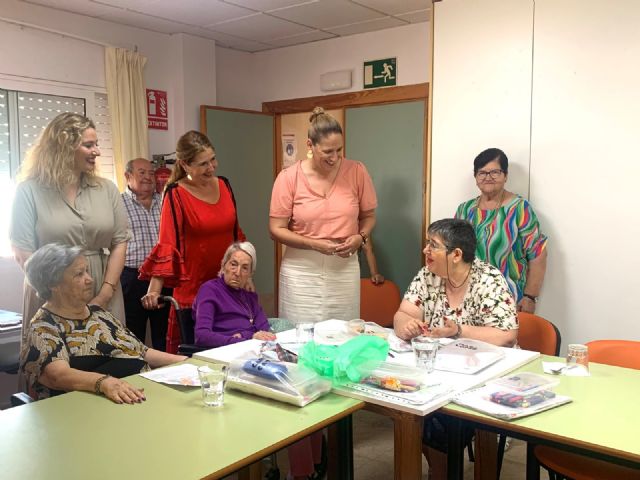 La directora general de Personas Mayores, Naira Isabel Sánchez, visita el Centro de Día de Personas Mayores del IMAS, en San Javier
