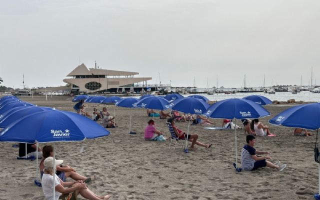 Las playas de San Javier amanecen sorprendiendo a los más madrugadores con sombrillas y palas de playa