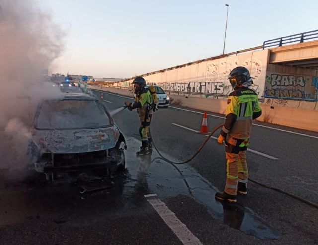 Servicios de emergencias atienden el incendio de un vehículo en RM-1, en San Javier