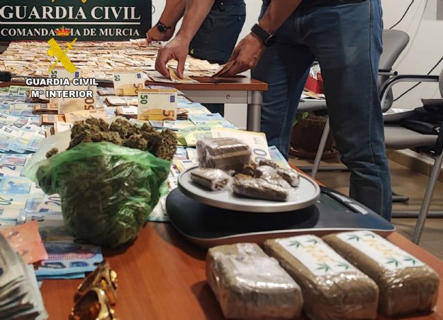 La Guardia Civil desmantela en San Javier dos narcopisos