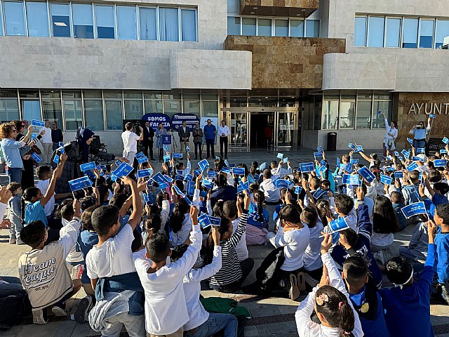 El alcalde reclama más prevención en materia de violencia sobre la infancia en el manifiesto del Día del Niño